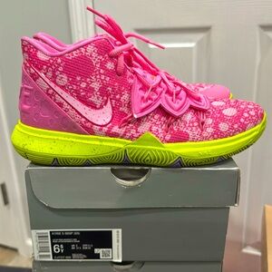 Nike Kyrie 5 SpongeBob 
Lotus Pink/University Red
SIZE 6.5Y